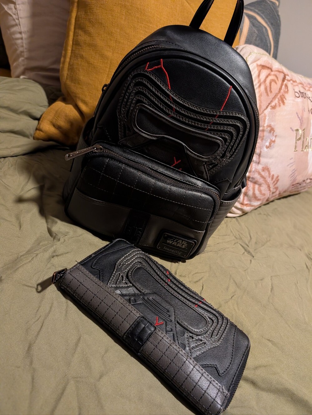 Used Star wars Kylo Ren Loungefly Bag - Picture 2 of 16